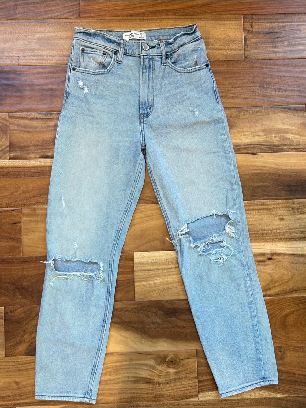 Abercrombie & Fitch The Mom High Rise Size 25/0REGULAR Light Wash Distressed